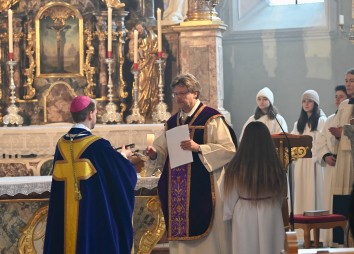 Abt Leopold übergibt symbolisch den Kirchenschlüssel - Foto Sigl