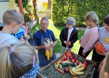 Vorbereitung des Erntedankwagens mit den Erstkommunionkindern