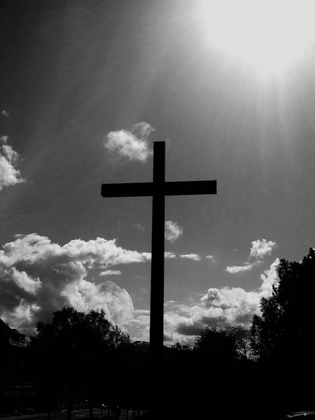 kreuz_in_der_sonne_1.jpg