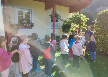 Vorbereitung des Erntedankwagens mit den Erstkommunionkindern