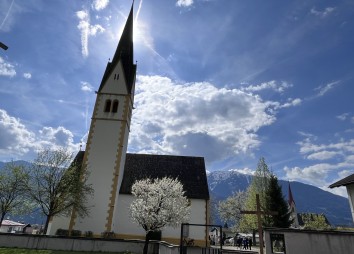 Laurentius-Kirche mit Pfarrkirche Stans im Hintergrund