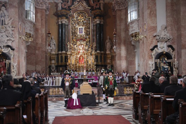 blick_in_den_altarraum_1.jpg
