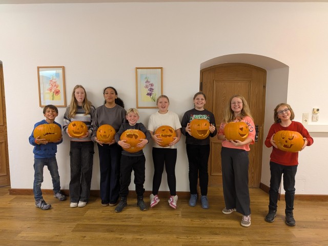 Minis beim Kürbisschnitzen