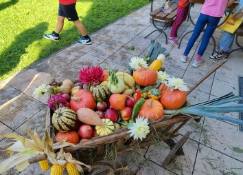 Vorbereitung des Erntedankwagens mit den Erstkommunionkindern
