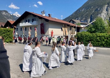 Erstkommunionkinder bei der Prozession