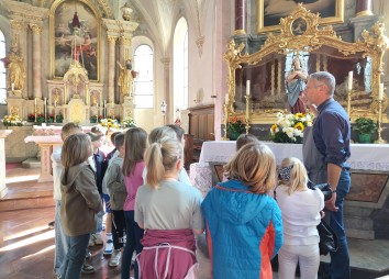 Vorbereitung des Erntedankwagens mit den Erstkommunionkindern