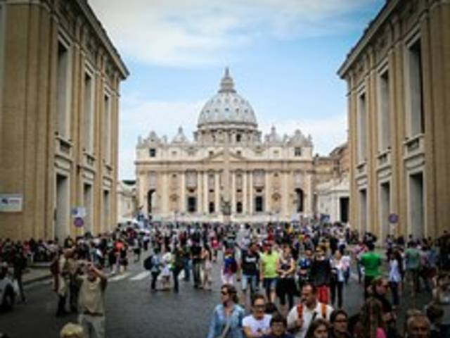 Das Bild zeigt den Petersdom in Rom.