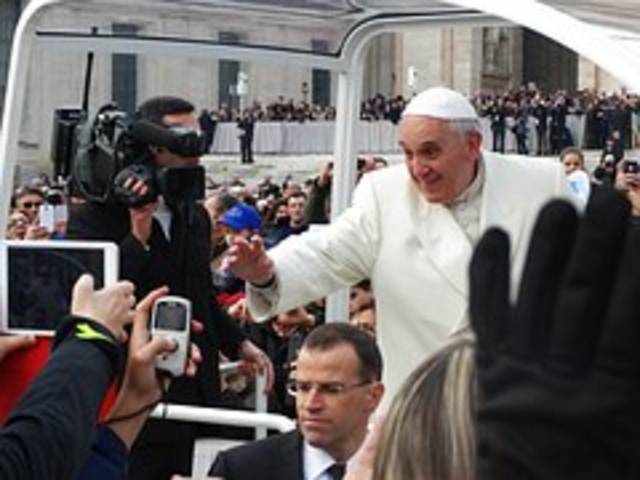 Papst Franziskus ist im Bild zu sehen