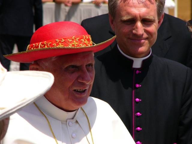 Auf dem Bild sind Papst Benedikt XVI. und Kurienerzbischof Georg Gänswein zu sehen