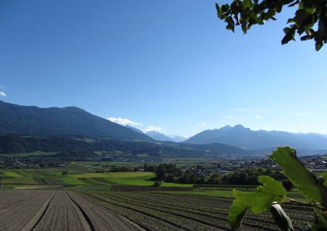 Blick von Absam über die Felder Inntal Richtung Süden