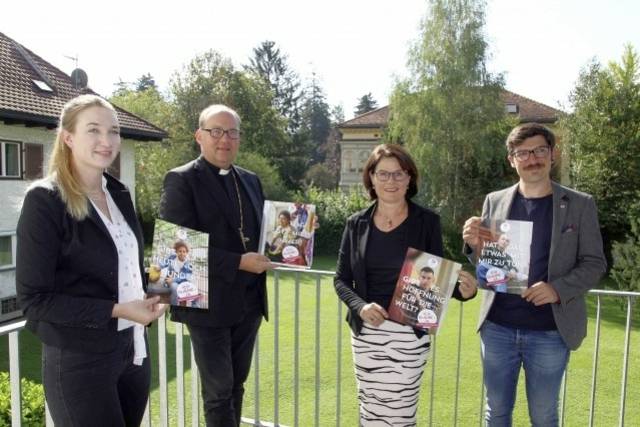 Anna Kraml, Bischof Hermann Glettler, Schulamtsleiterin Maria Plankensteiner und Roman Sillaber zeigen die Werbesujets