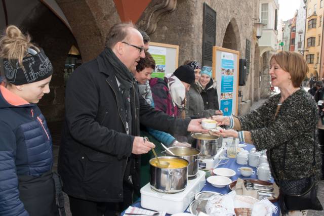 Traditionelles Suppenessen zum Beginn der Fastenzeit beim Innsbrucker Stadtturm – mit viel Prominenz. Bildnachweis: Diözese Innsbruck/Sigl