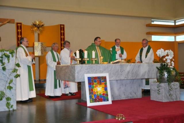 Auf dem Bild sind Diözesanadministrator Jakob Bürgler, P. Friedhelm Henning und die Konzelebranten des Festgottesdienstes zu sehen.