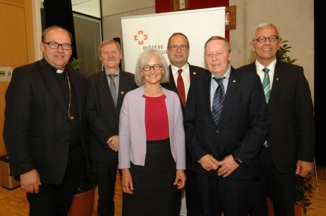 Foto: Ausgezeichnet mit dem Petrus-Canisius-Orden in Gold durch Bischof Hermann Glettler (l.) und Generalvikar Florian Huber (r.): Peter Koller, Elisabeth Medicus, Benedikt Erhard und Walther Prüller. Bildnachweis: Diözese Innsbruck/Zimmermann