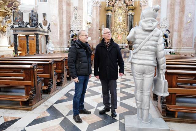 Georg Loewit und Florian Huber vor einer der überlebensgroßen Skulpturen im Innsbrucker Dom. Foto: Hölbling