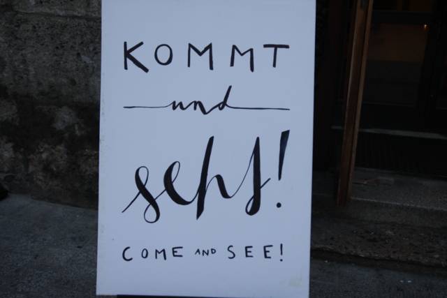 Offene Türen in der Kirche im Herzen der Stadt