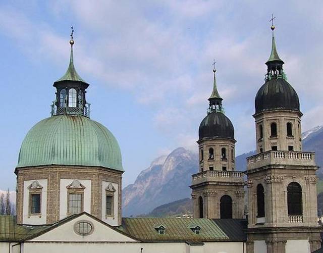 Auf dem Bild ist die Innsbrucker Jesuitenkirche zu sehen. 