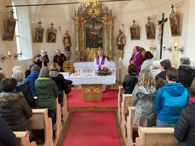 Nach alten Brauch feierte Bischof Hermann in der kleine Kirche des Weilers Köfels das Patrozinium zu den sieben Schmerzen Mariens. Fotos: Baittrok