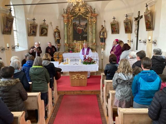 Nach alten Brauch feierte Bischof Hermann in der kleine Kirche des Weilers Köfels das Patrozinium zu den sieben Schmerzen Mariens. Fotos: Baittrok