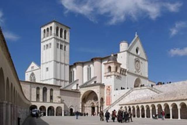 Auf dem Bild ist die Basilika von Assisi zu sehen. 