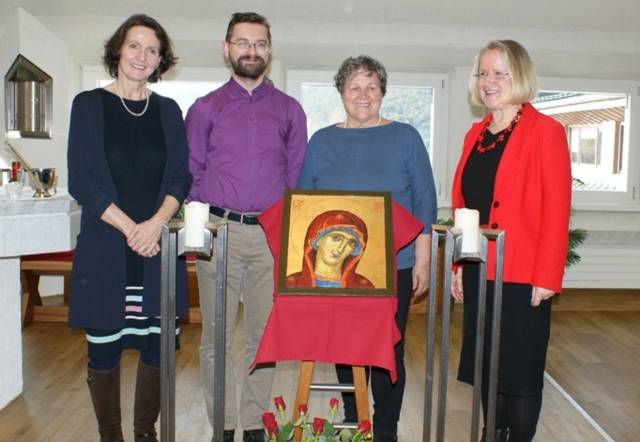 Freuen sich über die neue Ikone im Landeskrankenhaus Hochzirl (v.l.): die SeelsorgerInnen Hildegard Anegg, Lukasz Wielewski und Christa Sommerer mit Ilona Dornauer (2.v.r.). Quelle:Tiroler Sonntag