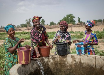Foto 5 Djènèba Coulibaly, Mahira Diallo, Fatoumata Sow Und Mama Bah Am Neuen Brunnen