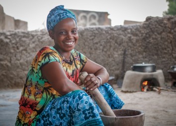 Foto 6 Oumou Cissé Beim Kochen