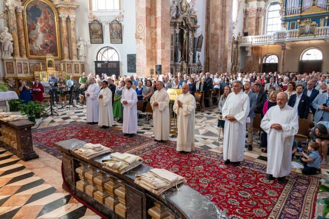Aus verschiedenen Richtungen auf einem Weg des Dienens