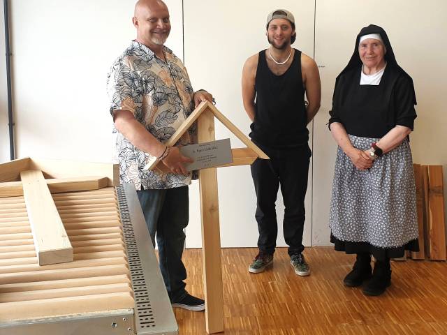 Berufsschüler erneuern die Grabkreuze für Kloster