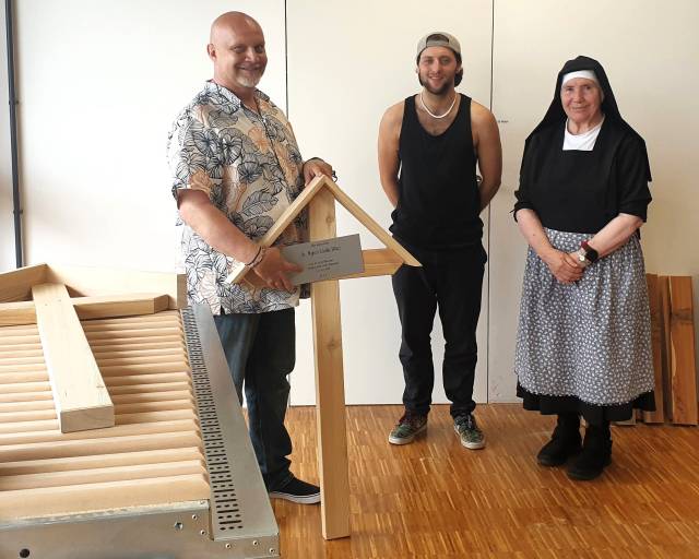 Berufsschüler erneuern die Grabkreuze für Kloster