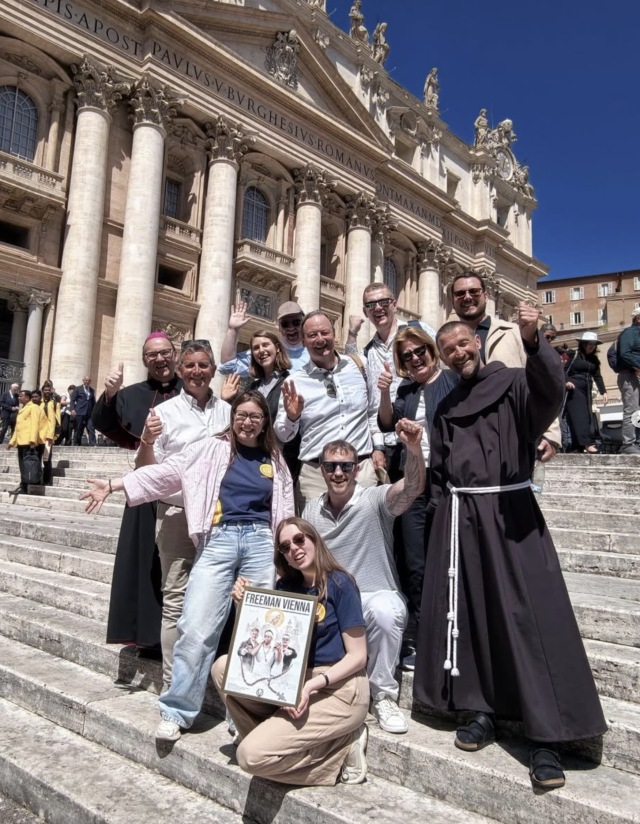 Bischof Hermann mit "Rosenkranz-Rapper" beim Papst