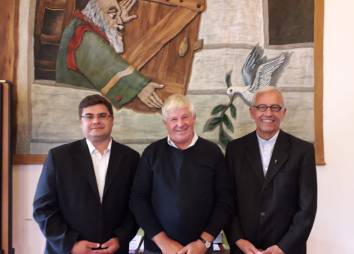 Tomasz Kukulka (l.), Dekan Franz Neuner und Wahlleiter Generalvikar Florian Huber.