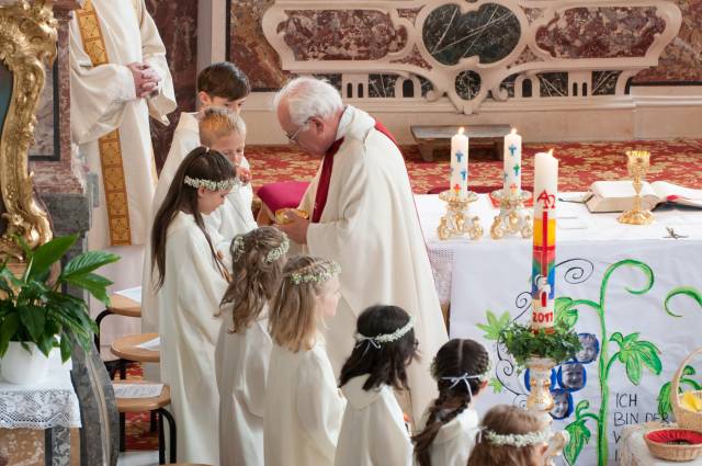 Der Sonntag in weißen Gewändern