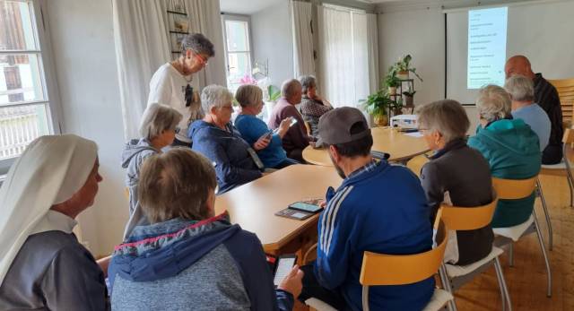 Digitale Kompetenzen bei Senior:innen stärken