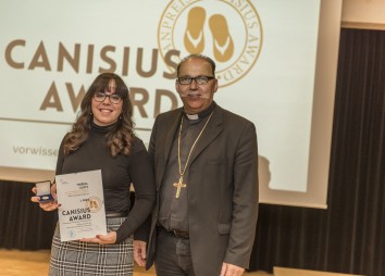 Canisius-Award: Der 1. Preis geht an Theresa Klotz.