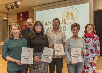 Die PreisträgerInnen des Canisius-Award mit Bischof Hermann Glettler und Schulamtsleiterin Maria Plankensteiner-Spiegel.