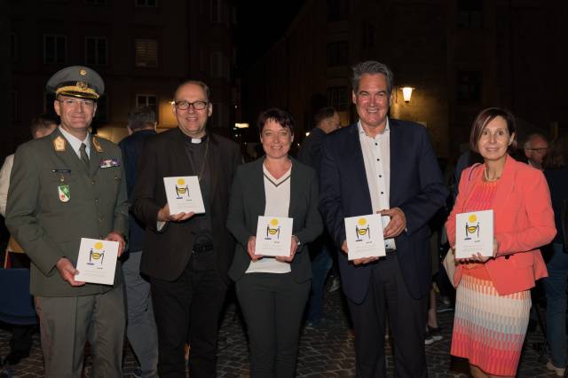 Benefizkonzert und Überraschungsgeschenk