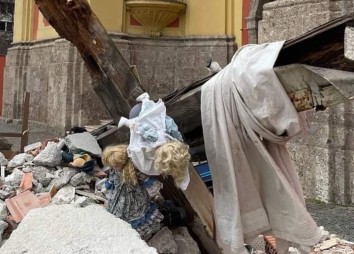 Trümmer- und Abbruchfeld vor der Stiftskirche Wilten.
