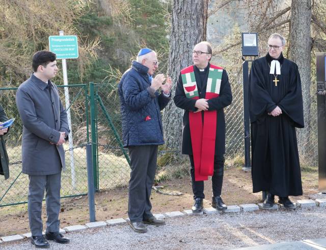 Gemeinsame Pilgerwanderung zur Friedensglocke als Höhepunkt