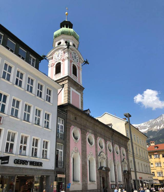 Friedenslicht vor der Spitalskirche in Innsbruck