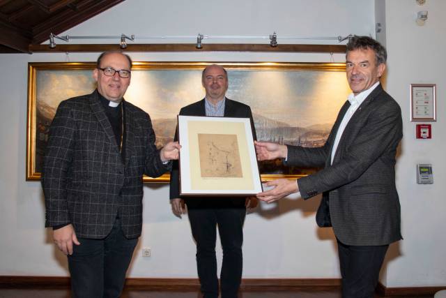 Bischof Hermann übergibt Bild