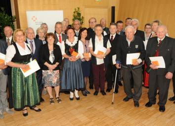 Ehrenzeichen in Silber (v.li.): Harald Sturm (Wenns), Josef Ortner (Lienz), Gerda Deutschmann (Wenns), Pietro Chesi (Hall), (Pfarrplatzl-Team), Ann...
