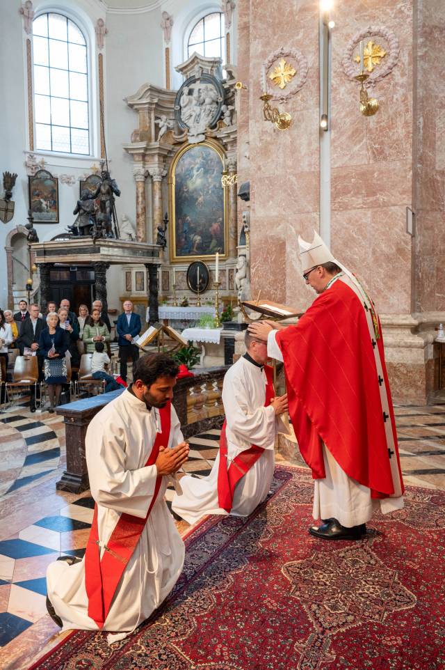 Gottes barmherzige Liebe zu bezeugen