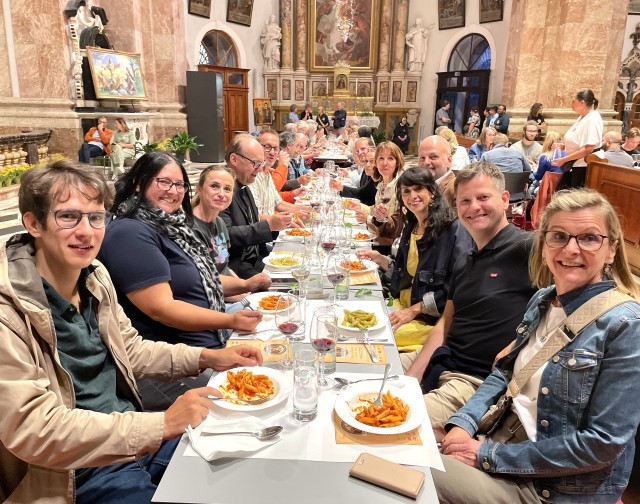 Große Tischgemeinschaft im Dom bei „Pasta per tutti“ 