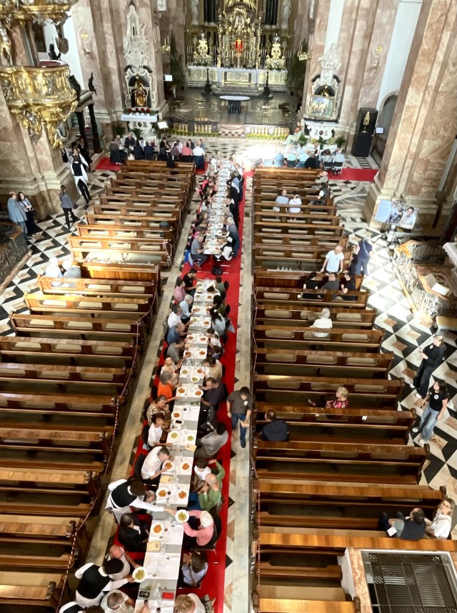 Breites Netzwerk des Engagements im Hintergrund