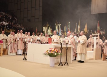 Der Beginn der Eucharistiefeier in der Olympiahalle