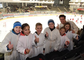 MinistrantInnen bereiten sich in der Tiroler Wasserkraft Arena auf ihren Einsatz vor.