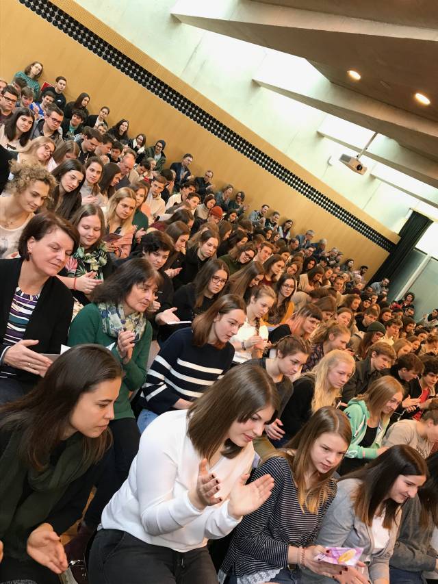 Über 300 SchülerInnen aus ganz Tirol beim Theo-Tag im Innsbrucker Haus der Begegnung