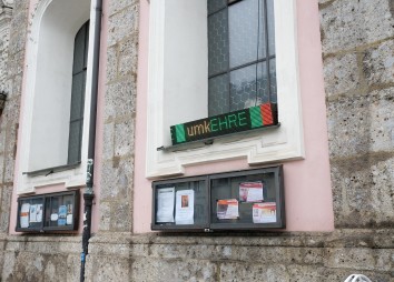 Spitalskirche Laufschrift Fassade©hölbling