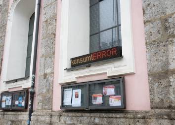 Spitalskirche Laufschrift Konsumterror©hölbling